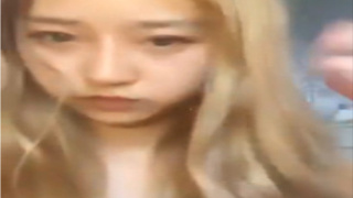 一頭金髮卻感覺清純的女孩沒穿內褲大展一字馬