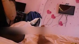 媳妇一人赴约夫妻交换因有事变成3P