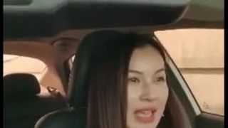 性感女司機穿著開襠黑絲要載我去打炮！我拍下她的私密處她還主動掰開：很想要吧