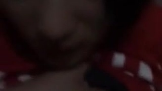 親生父親在廁所強姦自己的女兒。而且不戴套！