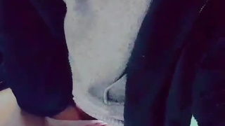 不顧室友還在房間！飢渴的她就直接伸進濕潤的小褲裡！自拍上傳表白「好想被填滿」