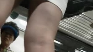 南韓地鐵尾隨抄底偷拍美腿短裙～19