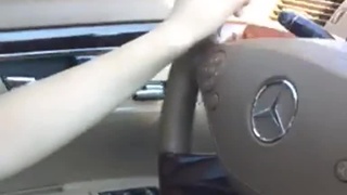 賓士妹有錢又料！專注開胸前巨乳任我揉！盡情擠壓搞得她小鹿亂撞：停車我就完蛋惹