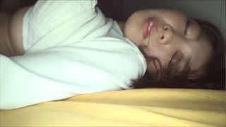 逼逼粉嫩的美女大學生約會網友被迷倒無套內射一穴白漿02