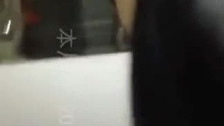 慾火在燃燒！小情侶在火車廁所裡%%%搞自拍！狹小空間只能從背後：叫聲夾雜鐵軌聲