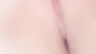 躺在床上就想要！學生妹扒開制服露出雪白大乳揉捏！嬌喘悶哼「粉紅三角已濕潤」