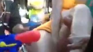 檳榔西施搶生意露鮑魚?檳榔西施被顧客抱起來掰開大腿!裙底風光直接看：還被射