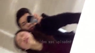 女生在男廁所露臉打砲 嬌喘聲吸引人！