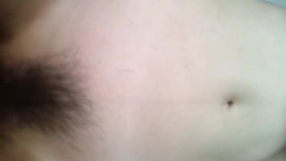 醉酒後的極品白嫩美眉被扒光衣服做愛！