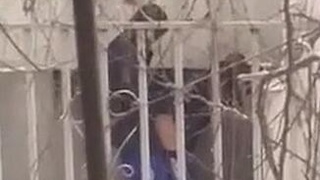 國中生在巷子內打炮 被路見不平的大媽嚴厲喝斥