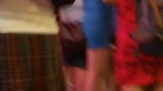 走到哪拍到哪！色狼跟拍某李姓女藝人的裙底風光！長腿間、裙底下美景曝光：身材真好