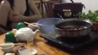 这女的够豪爽，挺对白估计是哪个服务场所带出来l吃宵夜，然后客人不给走才会发生这种情况的。 有个性