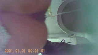 偷拍美女如厕，可真能尿啊，男朋友还要跟着进来呢