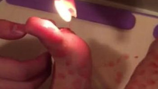 今天玩了滴蜡(/ω＼) 蜡烛是低温蜡烛 50多度 但还是好疼啊（＞﹏＜）庆祝100粉丝特意发个视频庆祝一下～～