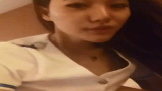 空姐要人別動當他訓練口技的道具 不射在她嘴裡實在強人所難