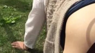 イヤらしい… 真っ昼間の公園で、気持ち良い部分に当てる為に自ら淫乱腰振り… スケベ… フフフ…