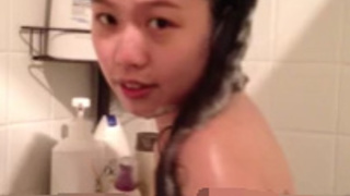 可愛女友洗澡 還說比較喜歡兩個人一起 但這樣就不能拿手機啦