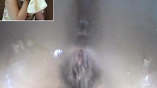 日本妹妹献爱心， 亲身示范怎样才是 最正确的尿尿方式。