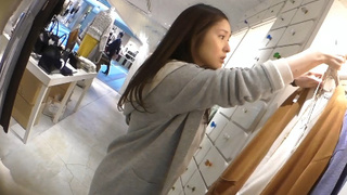 真‧偷拍神人!!假裝逛街是想看正妹店員穿甚麼內褲!!3