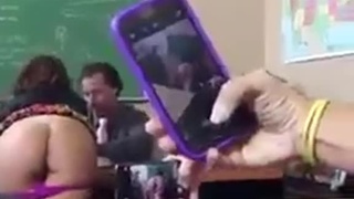 好開放的女同學！教授指導報告同時...她脫下小褲讓同學拍：渾圓美尻鏡頭前扭啊扭