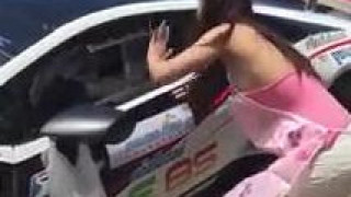 泰國少女街頭擺賣沙律 身材豐滿又以低胸衫上陣非常吸睛 跑車客也來買