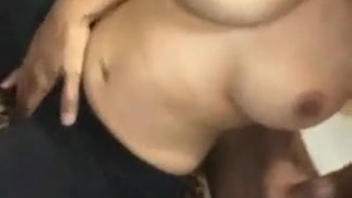 欲求不滿的小女友幫我打手槍一邊摸奶