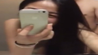 妹子跟男友廁所啪啪自拍，淫聲浪語不斷超級騷！