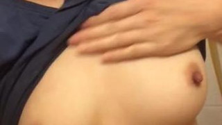 4/5人妻自拍 妈的你负点责任，这个是韩国女人，未婚有男友，在新加坡住，你这上来就盗人家视频还说是人妻，妈的打死你