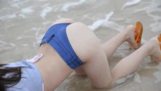 到小島上裸泳！C奶正妹海灘吸收陽光精華！掰開第三點露出性需求：想品她的鮑