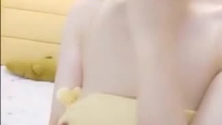 這胸型我可以！粉奶巨乳妹洗澡全裸直播！看她三角地帶濃密的黑森林：好想入侵