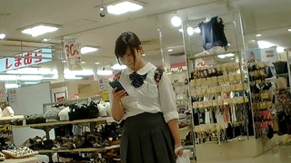 真‧偷拍神人!!不管站著坐著 只要是高中妹內褲顏色都引人遐想 21