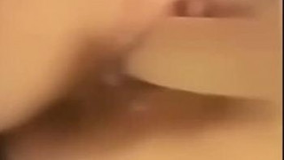 长相酷似充气娃娃的娇嫩美女,拿着大鸡巴不断的狂插,说：爽的腿都发软了,下面流了好多水 白浆肆意