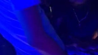 大陆某夜店KTV极品帅哥超长大黑屌被男客舔口，现场女声淫荡尖叫声！ 重口味