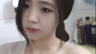 韓國學生妹用浴室門把SOLO秀好幾手