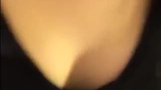 正妹的鮑魚跟臉一樣美！粉嫩又水的樣子讓我好想一舉進攻：還要邊抓奶才爽３