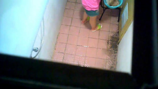 [浴室偷拍]【粉嫩紅豆】偷拍隔壁美女大學生洗澡！沒想到居然讓我看到「粉紅車頭燈」～這下賺到了～應該還沒被開發！