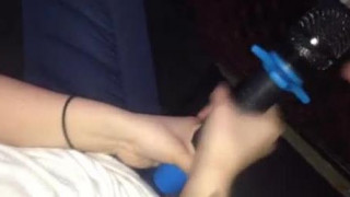 高三妹妹在包廂玩麥克風，被發現沒穿內衣！還露出來（有影）