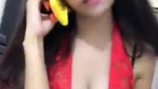 深溝奶妹～講電話還要往前傾！好想扒光她（有影）