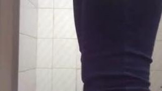 終於偷拍到我暗戀3年的班花上廁所！