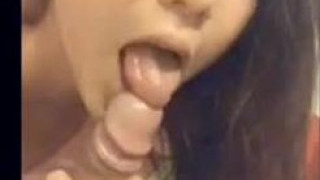 網路淫女口交全程自拍逼瘋網友