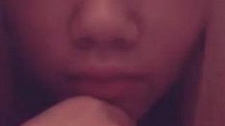 【線上影片】妹妹大玩大尺度裸聊直播，準備脫光露鮑魚被媽媽撞見！