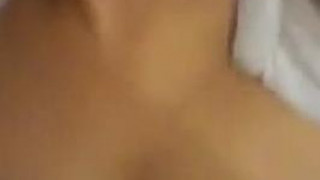 「給我~好喜歡你操我」輕熟ＯＬ試過就愛上～顏射完還意猶未盡一直舔：每次都會高潮！ （有影）