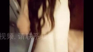 約人妻開房間，門口前愛愛～找刺激連門都不關！抓著新玩具一直玩（有影）