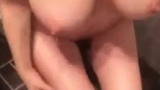 百貨公司也要玩，大乳見客全裸自摸～聽著外面聲音！下面分泌更多水（有影）