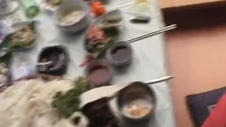 【線上看影片】韓國騷貨穿上露逼絲襪大膽在戶外淫蕩 逼逼水好多！