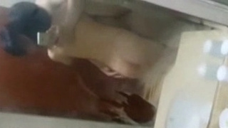 漂亮女友唱到副歌就拉進廁所動ㄘ動 ! 到了飯店續唱安可曲飆高音!