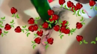 【線上看影片】毛都沒幾根的小美女新鮮黃瓜插到潮噴 要喝水對白清晰！