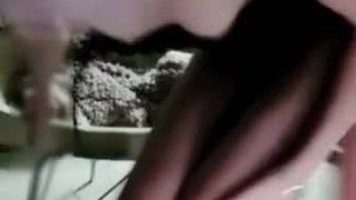 夭鬼裝小心？嫩乳妹色誘大樓保全在樓梯間直接來！半推半就被脫光卻主動哈屌