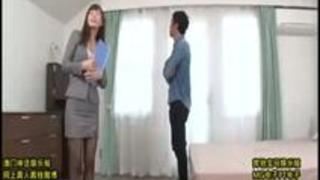 働く女の艶めかしい完全着衣セックス