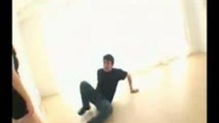 [金蹴り]二人組の女王様に殴る蹴るの暴行をされる男！金玉には膝蹴りをぶち込まれますｗｗｗｗ